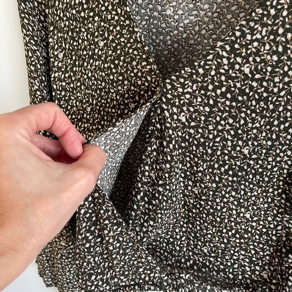 Sadie & Sage Bell Sleeve V-Neck Blouse Size Small - Picture 5 of 7